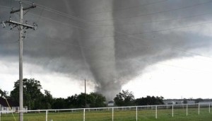 Una ola de poderosos tornados atravesaron el centro de EEUU mientras aumenta el “alto riesgo” para millones de personas