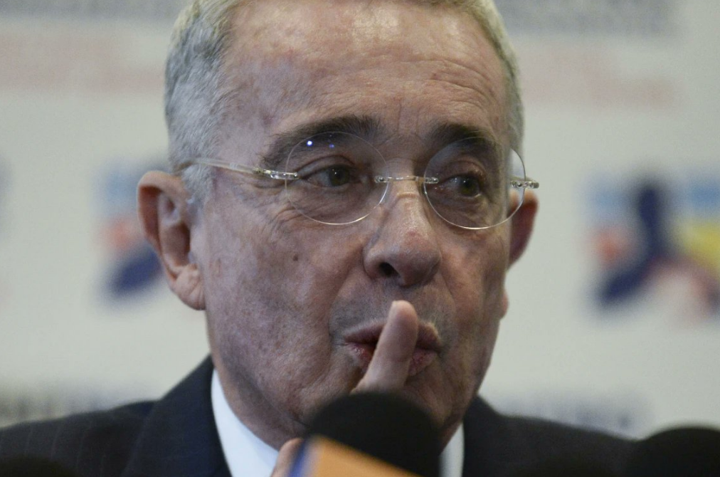 Fiscalía colombiana acusó formalmente a Álvaro Uribe por tres presuntos delitos