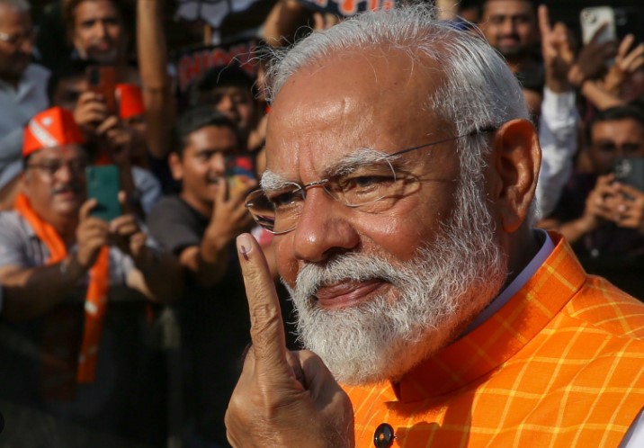 Modi vota en las elecciones generales de la India arropado por cientos de seguidores