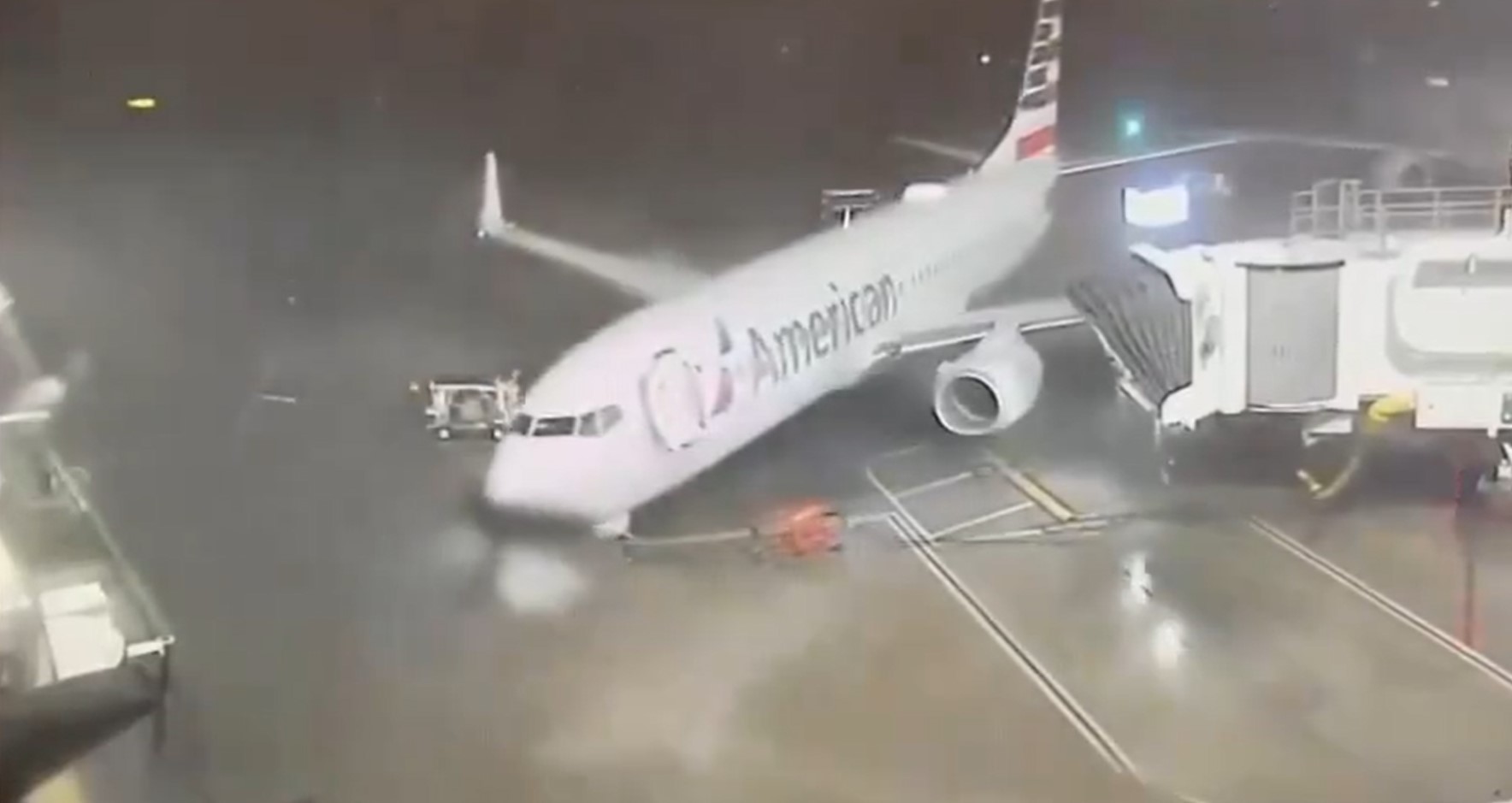 El impresionante momento en que fuertes vientos en Dallas mueven un boeing 737 (VIDEO)