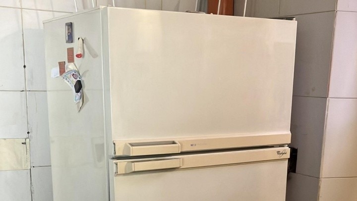 Compró un refrigerador usado de 1995 y lo que encontró adentro lo hizo temblar de miedo