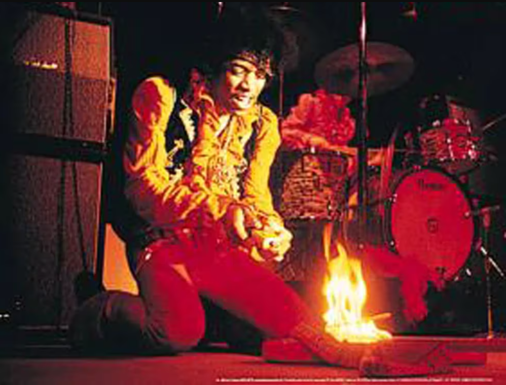 Los 40 minutos que convirtieron a Jimi Hendrix en leyenda: una guitarra, un fósforo y “sexo” sobre el escenario