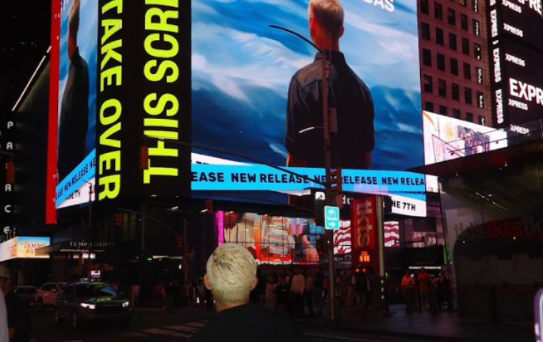 A través de las pantallas del Time Square, Noreh anuncia su próximo bolero titulado “Aguas profundas”