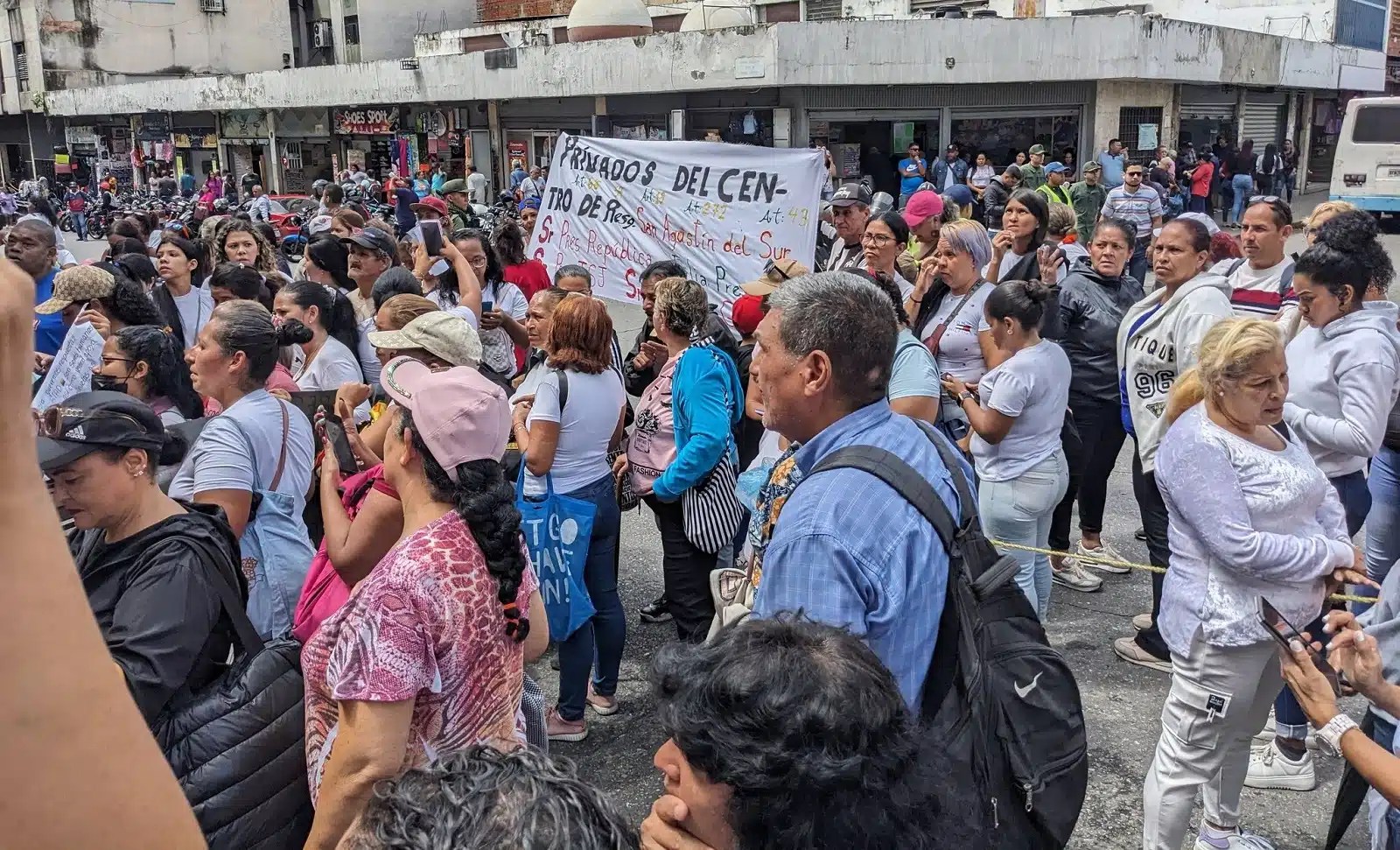Familiares de presos piden al chavismo resolver “rápido” la huelga carcelaria