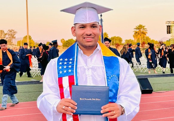 Joven Wayúu se gradúa con honores en Estados Unidos y dedica su título a Venezuela (VIDEO)