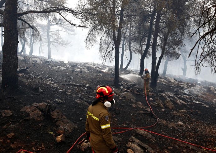 Atenas cierra parques y bosques ante el riesgo extremo de incendios