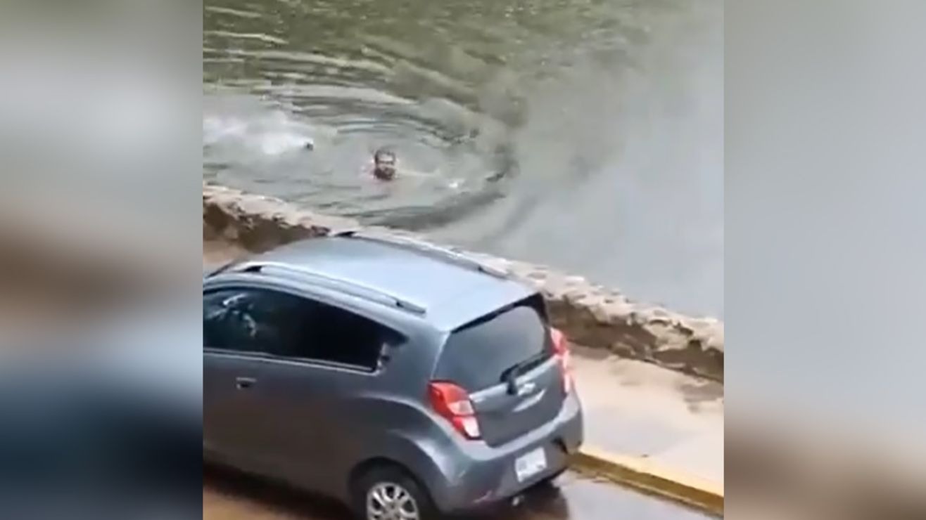 ¡Por poco! Hombre nadó por su vida y se salvó de ser alimento de cocodrilos en una laguna (VIDEO)