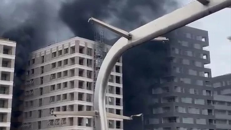 EN VIDEO: Gran incendio se registró en una obra en construcción en Canning Town, al este de Londres