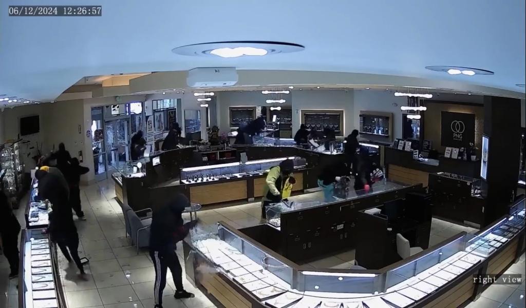 Impactante VIDEO muestra el momento en que una banda de ladrones irrumpe en una joyería de California