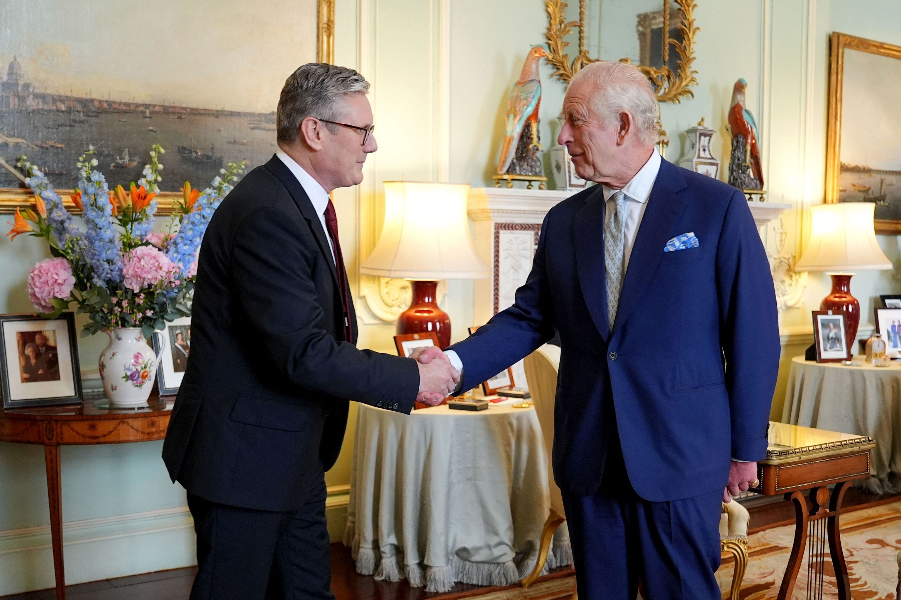 Starmer confiesa al rey Carlos III que ha “dormido poco” al ser investido primer ministro