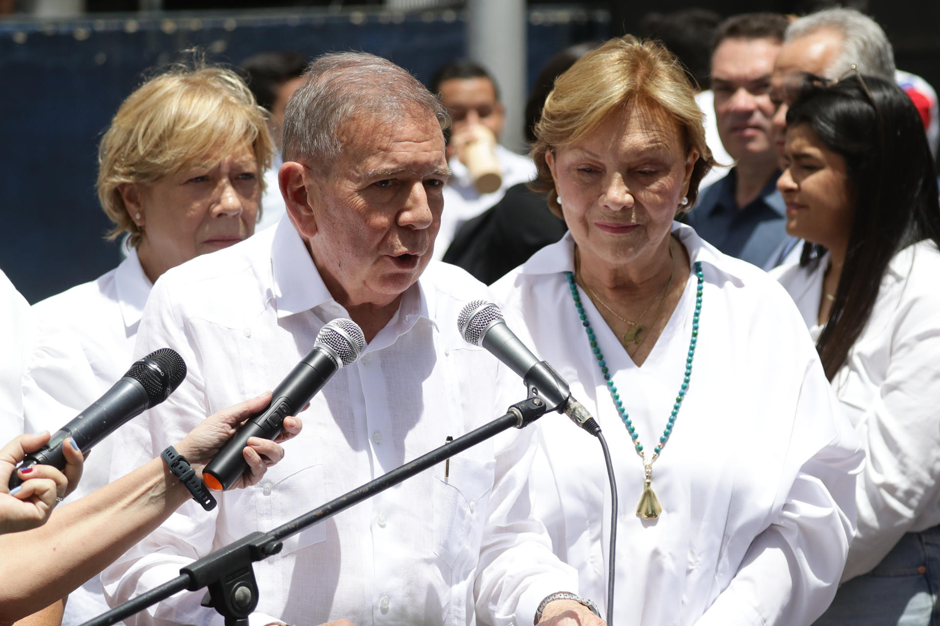 Edmundo González no podrá declarar a la prensa ni manifestar hasta regularizar su situación en España