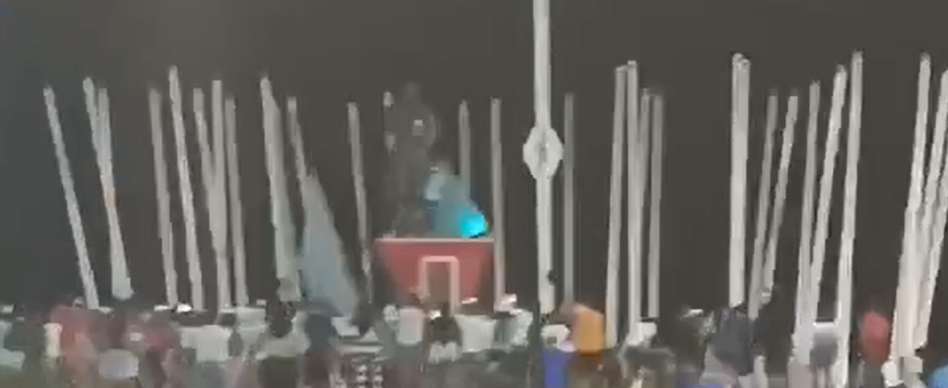 Así tumbaron la estatua de Chávez en la Plaza Bolívar de La Guaira (VIDEO)