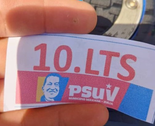 LA FOTO: El burdo cupón que el Psuv entregó a motorizados “chavistas” por 10 litros de gasolina 