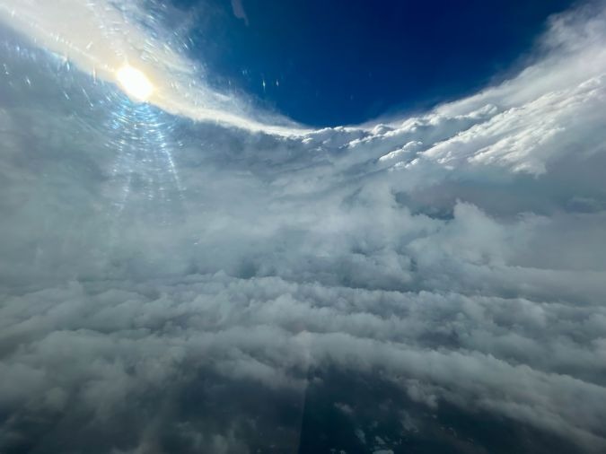 Un avión entró en el ojo del huracán Beryl y capturó imágenes impresionantes (VIDEO)