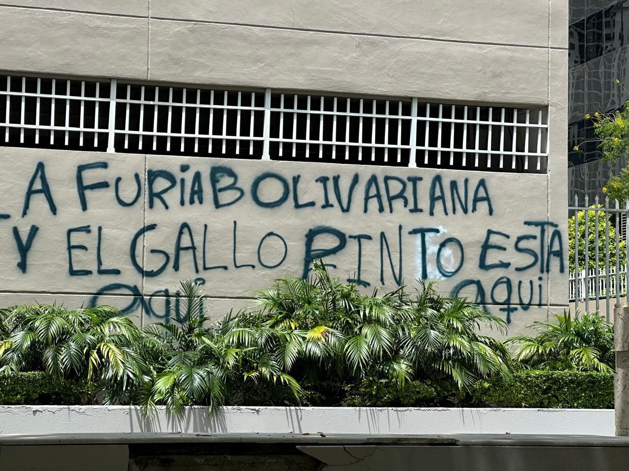 Desconocidos pintaron amenazas de la “furia bolivariana” en edificio de Miami (Foto)