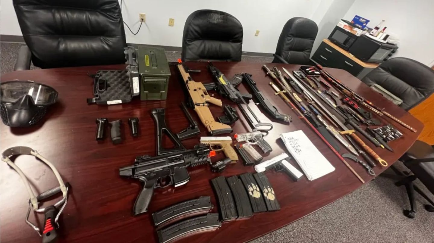 Niño tenía arsenal de armas en su poder y una macabra lista de personas que quería matar en Florida